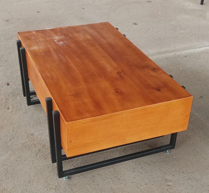 Mesa de centro em madeira e metal